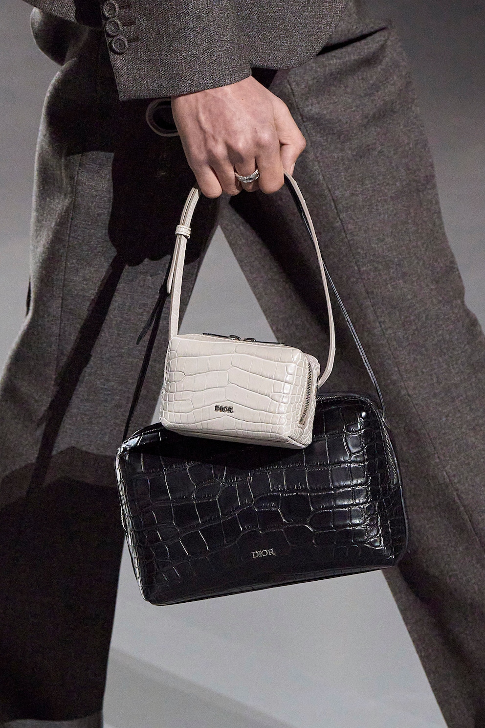 Dior weiss: Auch in der Männermode ist Bag-Layering angesagt.