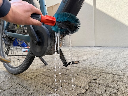 Reinigst du das Velo von unten, fliesst das Wasser auch nach unten.