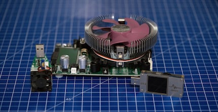 A sinistra: carico che fa evaporare 10 watt come calore. A destra: dispositivo di misurazione USB man-in-the-middle.