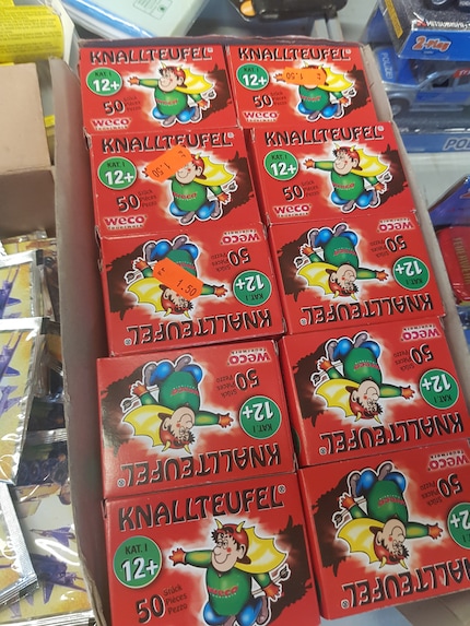 E solo una bancarella più avanti, la metà.