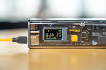 Lo schermo fornisce informazioni dettagliate, fino alla temperatura della batteria.