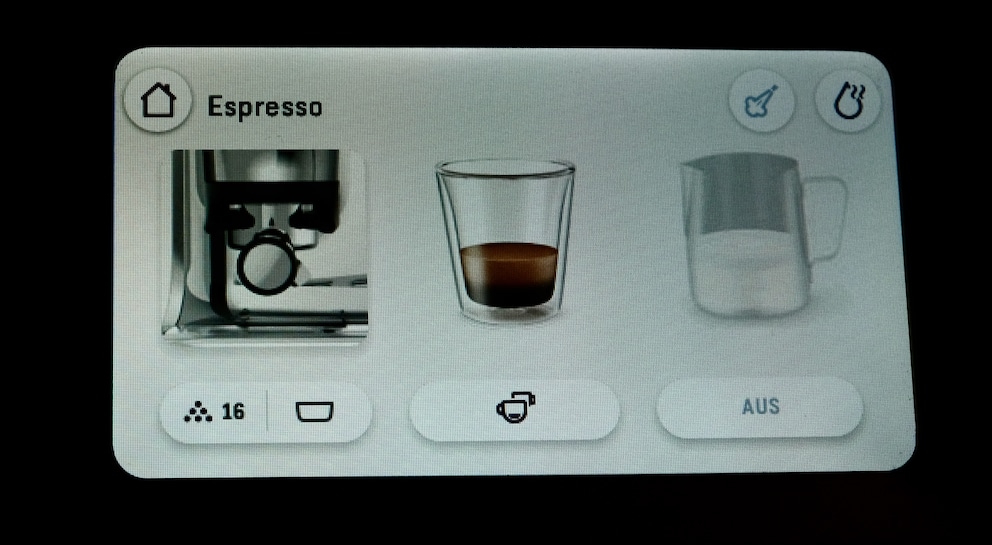 Auf dem Screen sind die drei Schritte angezeigt, die mich zum Kaffeeglück führen: Bohnen mahlen, Kaffee extrahieren und Milch dazu, sofern gewünscht.