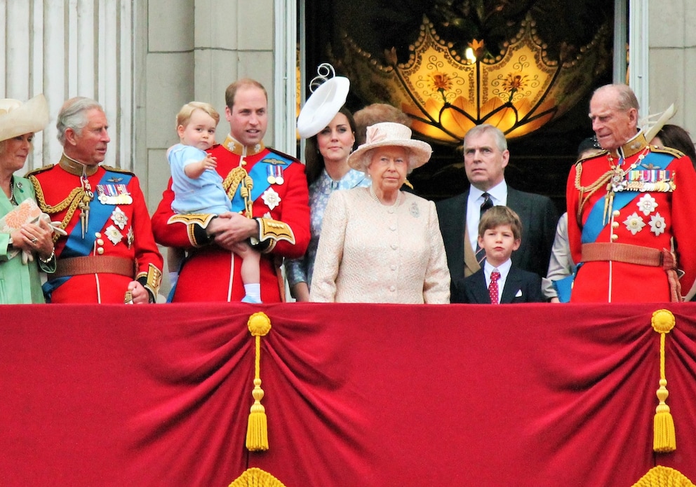 Im Gegensatz zu seiner Frau trägt Prinz William seine Kinder meistens im rechten Arm. Er ist Linkshänder.