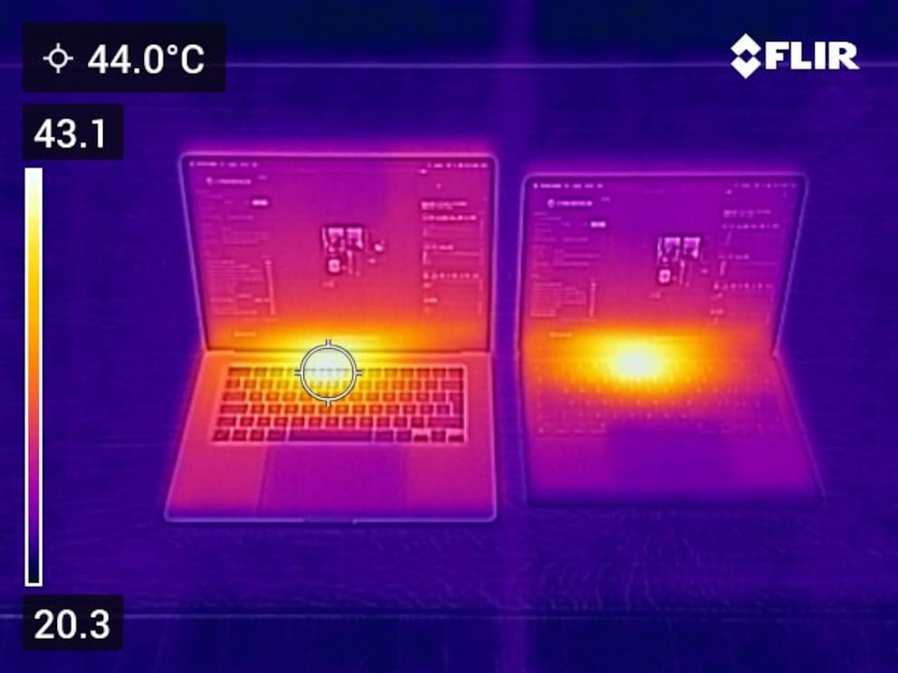Am wärmsten Punkt wird das Gehäuse des MacBook Air unter Last über 40 Grad heiss – zum Glück nur hinten und nicht an den Auflageflächen für die Handballen.