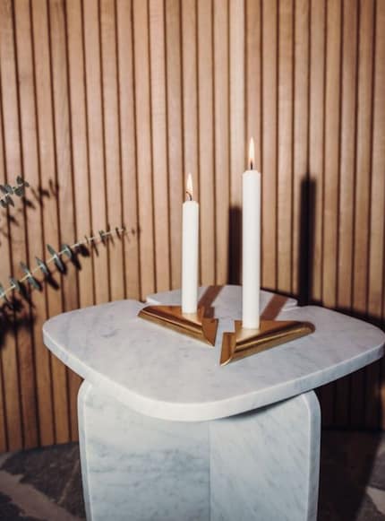 Seul ou en groupe, Square Candle diffuse une douce lueur presque enchantée.