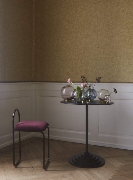 Ce vase sphérique met les fleurs en scène et est tout aussi beau lorsqu’il est vide.