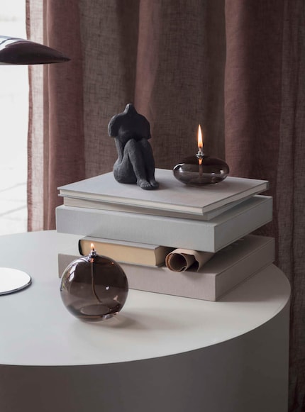 La lampe à huile Aura met l’accent sur des lignes claires et une forme harmonieuse.
