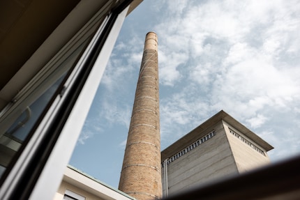 La ciminiera del birrificio visibile da lontano.