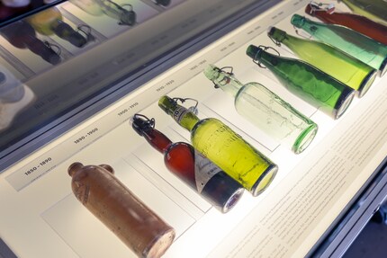 Uno sguardo alla vetrina del Museo delle bottiglie di birra.