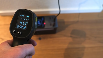 Utilizzo un sensore a infrarossi per misurare la temperatura durante la ricarica e confermo che rimane tranquillamente entro i limiti.