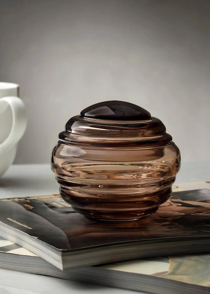 Rassemble tout ce qui rend le verre si spécial : une transparence claire, une élégance intemporelle et un véritable savoir-faire.