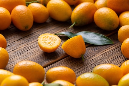 I kumquat sono più piccoli delle arance e possono essere mangiati con la buccia e i semi.